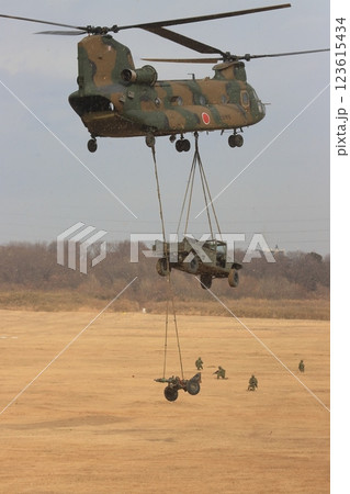 ヘリコプターによる車両懸架　離島奪還演習　島嶼防衛演習 123615434