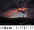 夕焼けに染まる 123615488