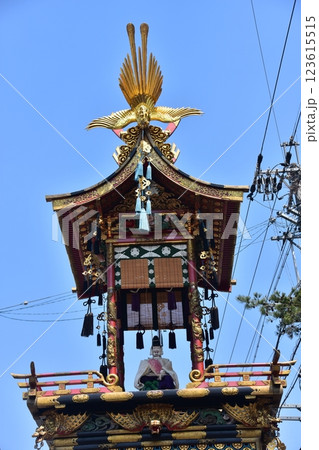 日本の岐阜県の高山市　春の高山祭　恵比寿台の人形屋台と美しい青空　屋台と呼ばれる山車の豪華な装飾 123615515