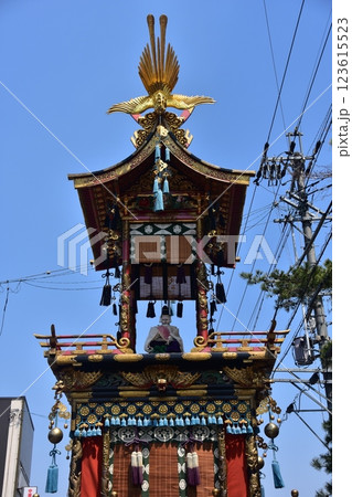 日本の岐阜県の高山市　春の高山祭　恵比寿台の人形屋台と美しい青空　屋台と呼ばれる山車の豪華な装飾 123615523