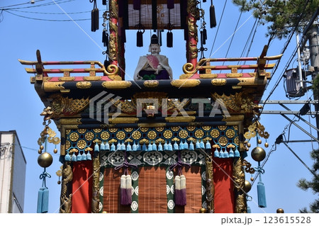 日本の岐阜県の高山市 春の高山祭 恵比寿台の人形屋台と美しい青空 屋台と呼ばれる山車の豪華な装飾 日本の岐阜県の高山市 春の高山祭 恵比寿台の人形屋台と美しい青空 屋台と呼ばれる山車の豪華な装飾 123615528