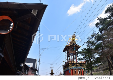 日本の岐阜県の高山市　春の高山祭　恵比寿台の人形屋台と美しい青空と周辺の街並み 123615624