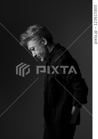 ハンサムな男性　モノクローム 123615805