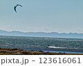 海岸に浮かぶパラグライダー 123616061