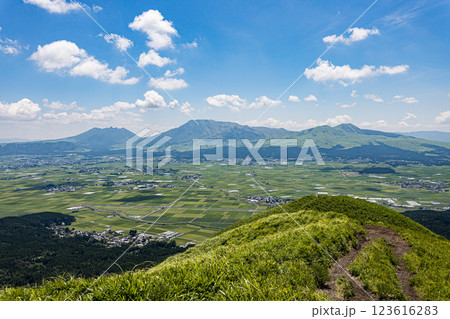車山山頂から見る阿蘇山 車山山頂から見る阿蘇山 123616283