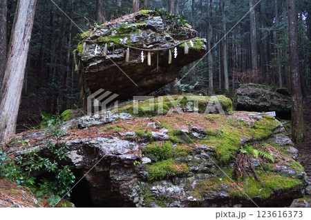 和良戸隠神社重ね岩 123616373