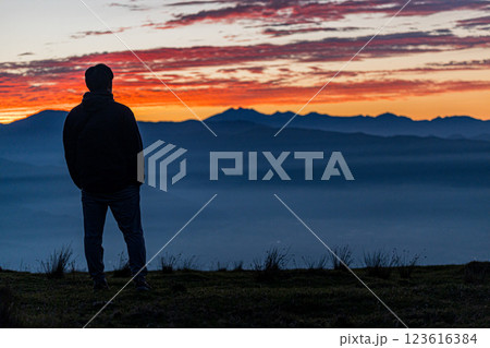 雲海を眺める登山者 雲海を眺める登山者 123616384