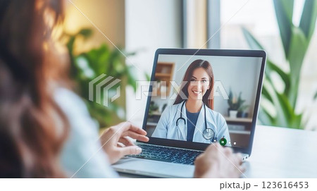 遠隔診療でオンライン相談する女性患者 遠隔診療でオンライン相談する女性患者 123616453