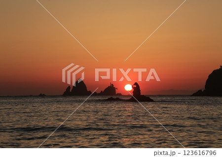 夕日に染まる海 123616796