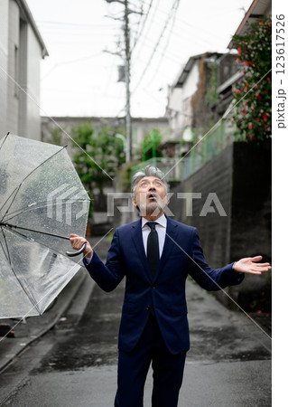 傘をさすビジネスマン 123617526