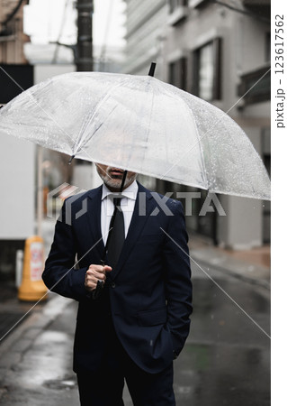 傘をさすビジネスマン 123617562