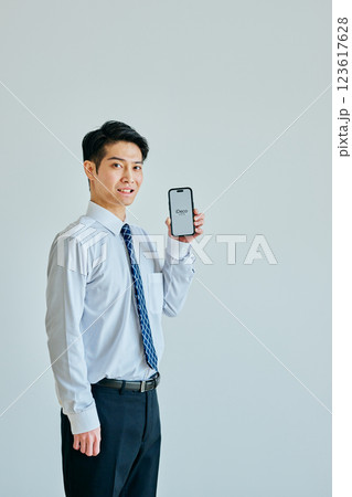 スマホを持つ20代の若い男性 iDeCo スマホを持つ20代の若い男性 iDeCo 123617628