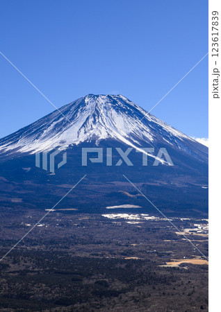 山梨県・竜ヶ岳より望む富士山の絶景 山梨県・竜ヶ岳より望む富士山の絶景 123617839