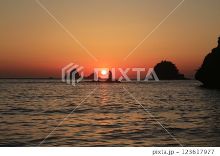 大田子海岸に沈む美しい夕陽 123617977