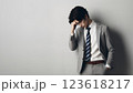 暗い顔をしたビジネスマン 123618217