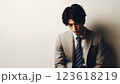 暗い顔をしたビジネスマン 123618219
