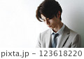 暗い顔をしたビジネスマン 123618220