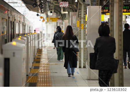 冬の駅のホームで電車待ちの人々の姿 冬の駅のホームで電車待ちの人々の姿 123618302