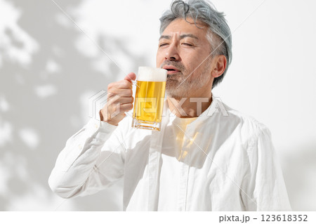 ビールを飲む男性 ビールを飲む男性 123618352