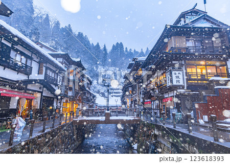 雪降る銀山温泉　（山形県） 123618393