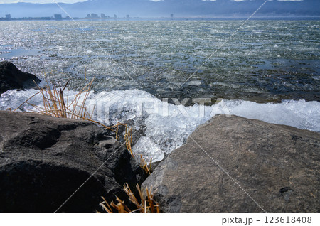 全面結氷をしなくなった諏訪湖 123618408