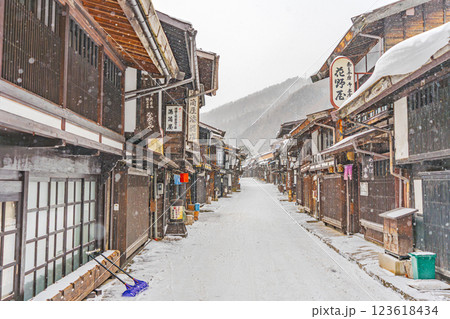 奈良井宿 冬の雪降る宿場町 奈良井宿 冬の雪降る宿場町 123618434