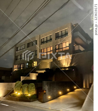 夜の高級マンション 123619171