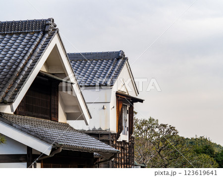 古い蔵のある景色 青空に映える瓦屋根 古い蔵のある景色 青空に映える瓦屋根 123619641