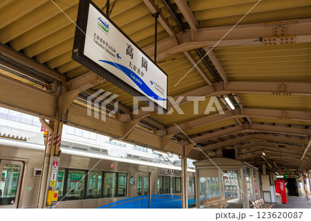 駅に停車している電車と駅名標【あいの風とやま鉄道 高岡駅】 駅に停車している電車と駅名標【あいの風とやま鉄道 高岡駅】 123620087