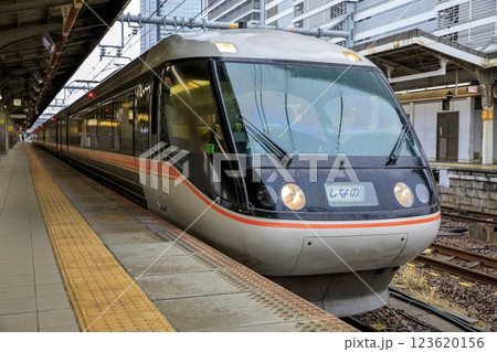 雨の名古屋駅のホームに停車中の383系特急しなの 雨の名古屋駅のホームに停車中の383系特急しなの 123620156