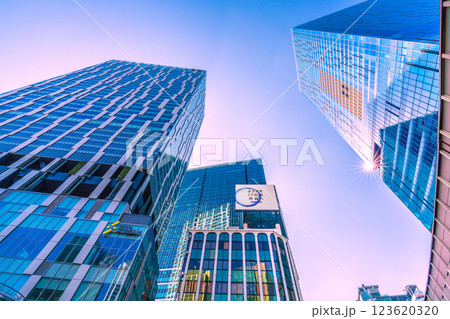 日本の東京都市景観 4月並みの陽気…。渋谷のビル群。ストリームや窓ガラスに映るアクシュなどを望む 123620320