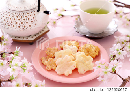 さくらの形のおせんべい　おかき　さくらの花 123620657