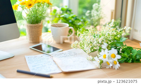 自然光が差し込む、ナチュラルな優しい雰囲気のデスク周り 自然光が差し込む、ナチュラルな優しい雰囲気のデスク周り 123621075