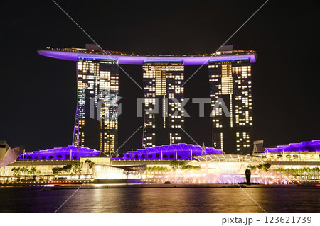 Night view of the Marina Bay Sands, is an integrated resort fronting Marina Bay in Singapore, including a hotel, exhibition centre, Shopping mall, museum, casino, etc. 123621739