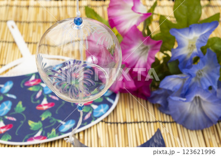 風鈴とうちわと朝顔で日本の夏のイメージ 123621996