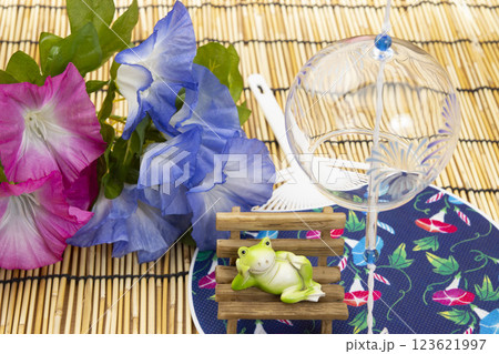 風鈴の音で涼む蛙と朝顔で日本の夏のイメージ 123621997
