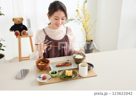 ダイニングで朝ごはんを食べる女性 123622042