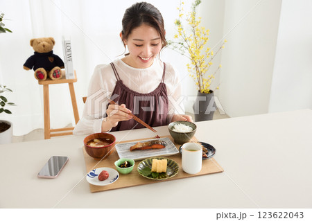 ダイニングで朝ごはんを食べる女性 123622043