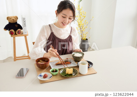 ダイニングで朝ごはんを食べる女性 123622044