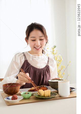 ダイニングで朝ごはんを食べる女性 123622045