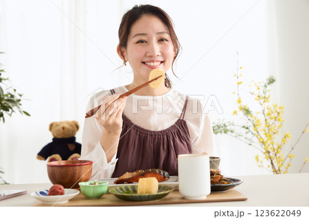 ダイニングで朝ごはんを食べる女性 ダイニングで朝ごはんを食べる女性 123622049