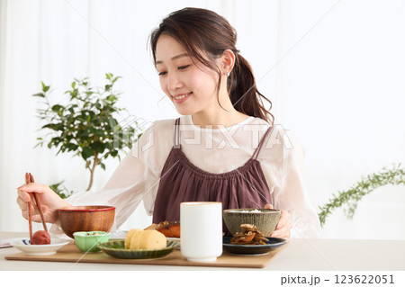 ダイニングで朝ごはんを食べる女性 123622051