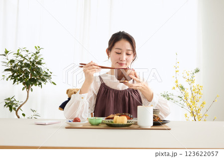 ダイニングで朝ごはんを食べる女性 ダイニングで朝ごはんを食べる女性 123622057