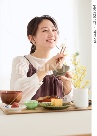 ダイニングで朝ごはんを食べる女性 ダイニングで朝ごはんを食べる女性 123622064