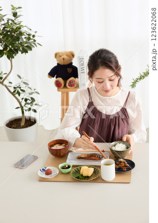 ダイニングで朝ごはんを食べる女性 123622068