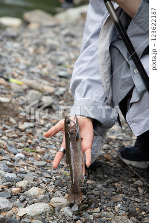 釣り人と釣った魚 釣り人と釣った魚 123622187