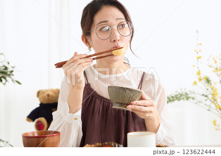 ダイニングで朝ごはんを食べる女性 ダイニングで朝ごはんを食べる女性 123622444