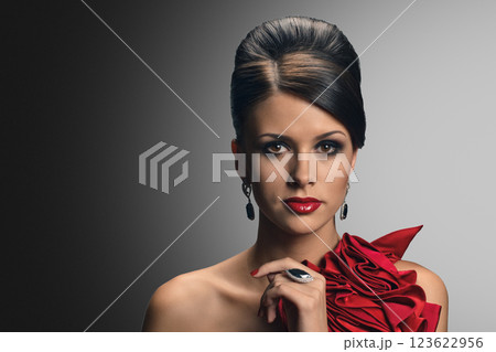 Fashionable brunette lady 123622956