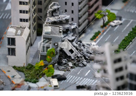 崩壊したビルのミニチュア 123623016