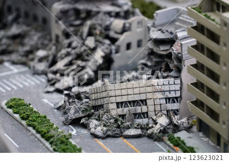 崩壊したビルのミニチュア 123623021